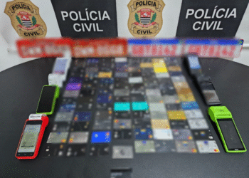 Cartões bancários e máquinas de cartão apreendidos pela Polícia Civil durante a Operação Centauro, que prendeu falso taxista por golpe do cartão na zona oeste de São Paulo.