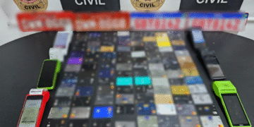 Cartões bancários e máquinas de cartão apreendidos pela Polícia Civil durante a Operação Centauro, que prendeu falso taxista por golpe do cartão na zona oeste de São Paulo.