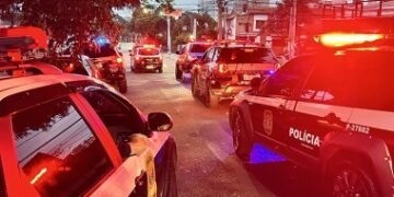 Viaturas da Polícia Civil durante cumprimento de mandados da operação Hydra contra o tráfico de drogas