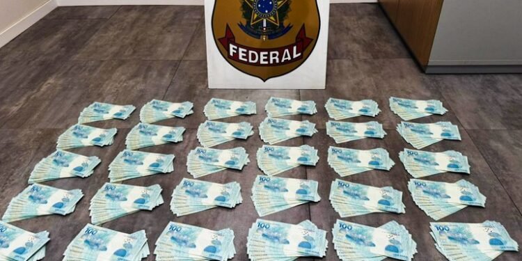 Cédulas falsas de R$ 100 apreendidas pela Polícia Federal durante ação em Bálsamo, interior de São Paulo