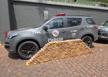 Viatura do 11º Baep ao lado de mais de 300 quilos de cocaína apreendidos em Ribeirão Preto