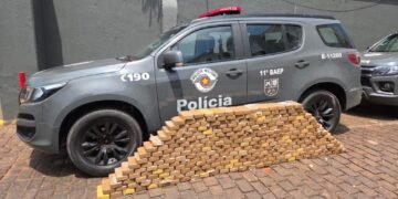 Viatura do 11º Baep ao lado de mais de 300 quilos de cocaína apreendidos em Ribeirão Preto