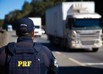 Polícia Rodoviária Federal apreende caminhão com 1,6 tonelada de maconha, 600 garrafas de vinhos e eletrônicos contrabandeados na BR-369 em Juranda, Paraná