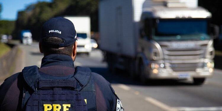 Polícia Rodoviária Federal apreende caminhão com 1,6 tonelada de maconha, 600 garrafas de vinhos e eletrônicos contrabandeados na BR-369 em Juranda, Paraná
