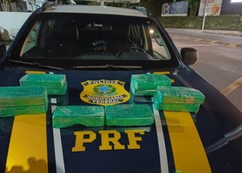 Polícia Rodoviária Federal apreende 10 quilos de crack escondidos em compartimento oculto de carro durante fiscalização na Rodovia Fernão Dias, em Vargem