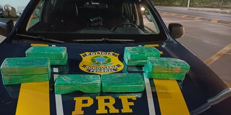 Polícia Rodoviária Federal apreende 10 quilos de crack escondidos em compartimento oculto de carro durante fiscalização na Rodovia Fernão Dias, em Vargem