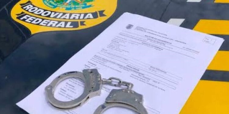 Polícia Rodoviária Federal prende motorista com mandado de prisão por pensão alimentícia durante fiscalização na BR-101, em Viana, Espírito Santo