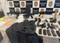 Arsenal contendo armas, granadas e drogas apreendidas pela Polícia Civil em operação contra o tráfico no bairro Macuco, em Santos