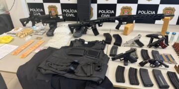 Arsenal contendo armas, granadas e drogas apreendidas pela Polícia Civil em operação contra o tráfico no bairro Macuco, em Santos