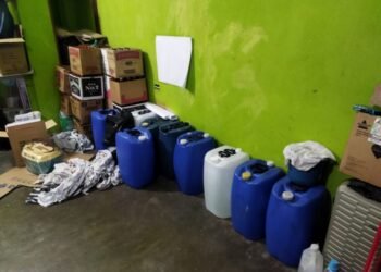 Polícia Civil apreende bebidas adulteradas com metanol em operação contra fábrica clandestina em São Bernardo do Campo.