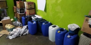 Polícia Civil apreende bebidas adulteradas com metanol em operação contra fábrica clandestina em São Bernardo do Campo.