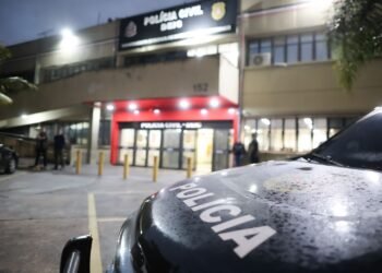 Policiais civis da Operação Poison Source durante cumprimento de mandado em ação contra produção de bebidas adulteradas