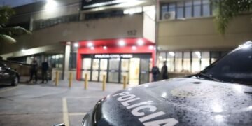 Policiais civis da Operação Poison Source durante cumprimento de mandado em ação contra produção de bebidas adulteradas