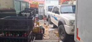 Policiais civis da Operação Poison Source durante cumprimento de mandado em ação contra produção de bebidas adulteradas