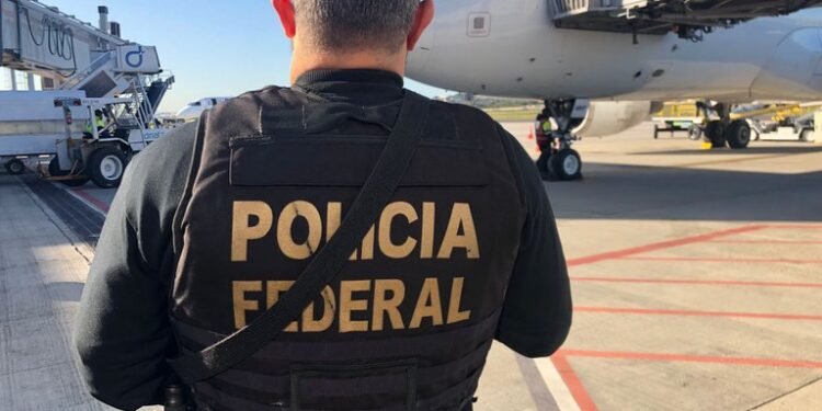 Polícia Federal prende foragido e estrangeiro com passaporte falso em Guarulhos
