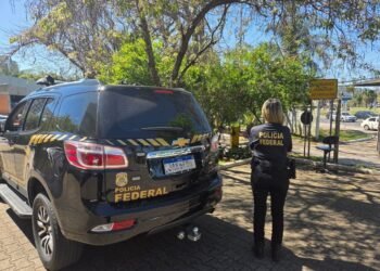 Policiais federais fiscalizam estabelecimento durante a Operação Segurança Legal IX