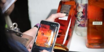 Polícia Militar apreende garrafas, galões e equipamentos usados na produção de bebidas em uma fábrica clandestina em Hortolândia.