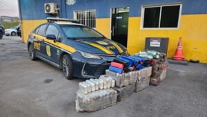 Policiais rodoviários federais apreendem centenas de quilos de drogas durante fiscalização nas rodovias BR-163 e BR-116.