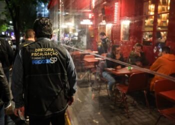 Procon-SP e Polícia Civil durante fiscalização em bares da zona leste de São Paulo em operação contra bebidas adulteradas com metanol