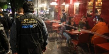 Procon-SP e Polícia Civil durante fiscalização em bares da zona leste de São Paulo em operação contra bebidas adulteradas com metanol