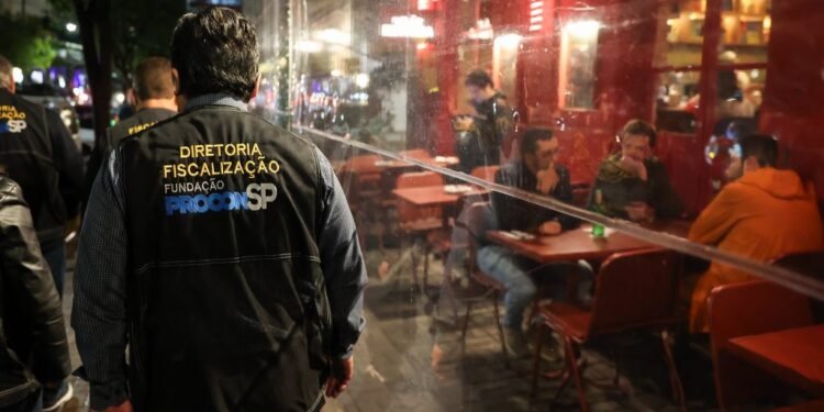 Procon-SP e Polícia Civil durante fiscalização em bares da zona leste de São Paulo em operação contra bebidas adulteradas com metanol