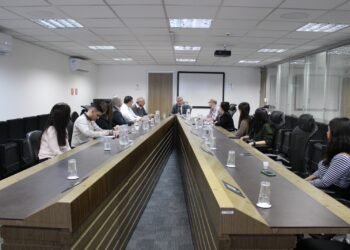 Autoridades e pesquisadores durante reunião no CICC para debater políticas públicas de segurança em São Paulo
