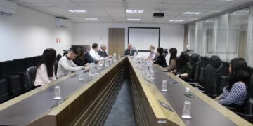 Autoridades e pesquisadores durante reunião no CICC para debater políticas públicas de segurança em São Paulo