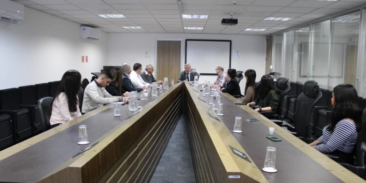 Autoridades e pesquisadores durante reunião no CICC para debater políticas públicas de segurança em São Paulo