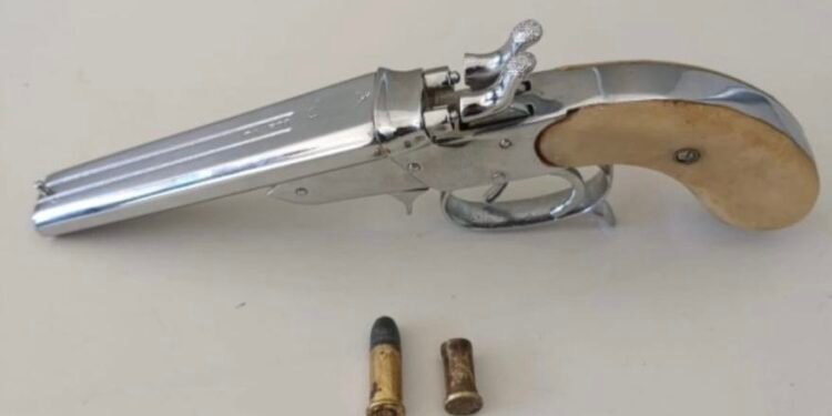 Garrucha calibre .320 cromada e duas munições apreendidas pelo Baep em ocorrência de porte ilegal em Piracicaba.