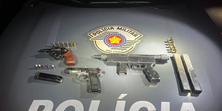 Policiais do BAEP apreendem armas após confrontar e neutralizar criminosos do PCC na área rural de Limeira