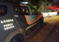 Carro de criminosos e viatura da Força Tática após ataque armado em Jundiaí (SP)