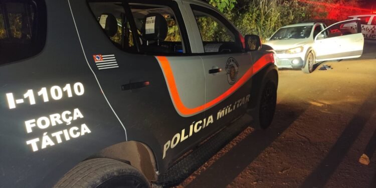 Carro de criminosos e viatura da Força Tática após ataque armado em Jundiaí (SP)