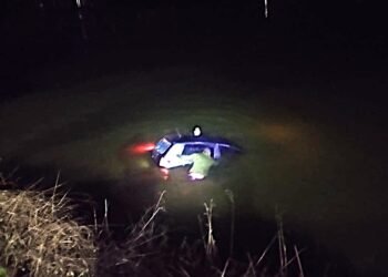 Guarda Civil Municipal de Lindóia realiza resgate de mulher de carro submerso no Grande Lago durante a noite de domingo