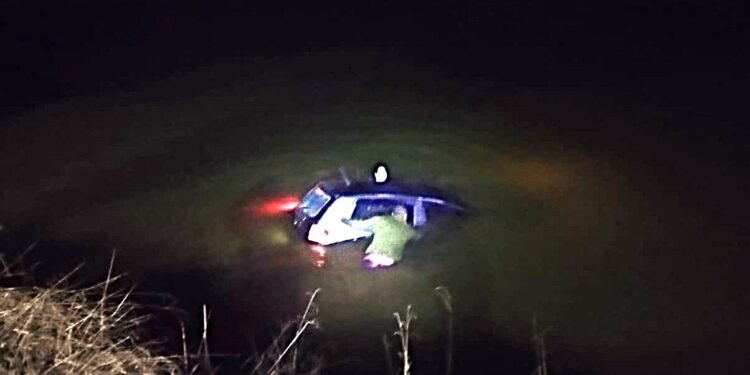 Guarda Civil Municipal de Lindóia realiza resgate de mulher de carro submerso no Grande Lago durante a noite de domingo