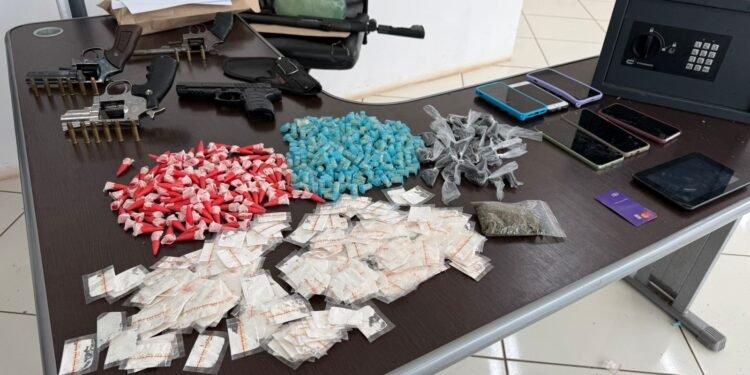 Apreensão da operação Lima mostra armas, drogas e dinheiro recolhidos pela Polícia Civil durante ação em Artur Nogueira.