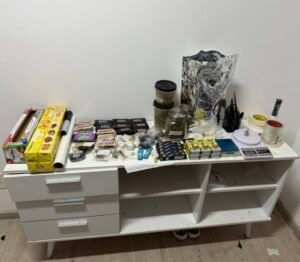 Policiais do BAEP exibem drogas, dinheiro e materiais apreendidos durante prisão de traficante por delivery em Americana (SP).