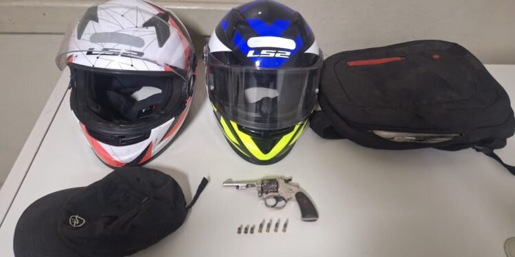 Arma de fogo, munições, capacetes e mochila apreendidos pela ROMU Piracicaba após prisão de dois criminosos por roubo de motocicleta em Piracicaba.