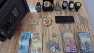 Apreensão da operação Lima mostra armas, drogas e dinheiro recolhidos pela Polícia Civil durante ação em Artur Nogueira.