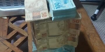 Policiais do BAEP e Ministério Público em operação contra esquema de lavagem de dinheiro em Campinas.