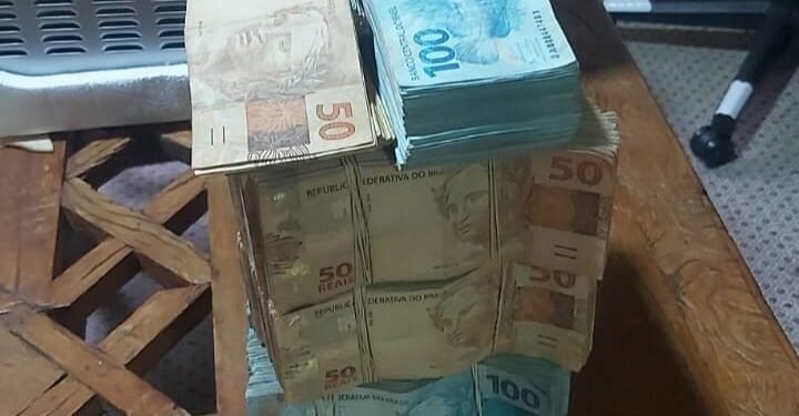 Policiais do BAEP e Ministério Público em operação contra esquema de lavagem de dinheiro em Campinas.