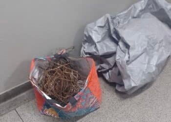 Materiais recuperados pela Guarda Civil Municipal em Capivari, incluindo uma lona cinza e uma sacola com arames, apreendidos após furto em residência no bairro Vila Flórida.