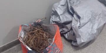 Materiais recuperados pela Guarda Civil Municipal em Capivari, incluindo uma lona cinza e uma sacola com arames, apreendidos após furto em residência no bairro Vila Flórida.