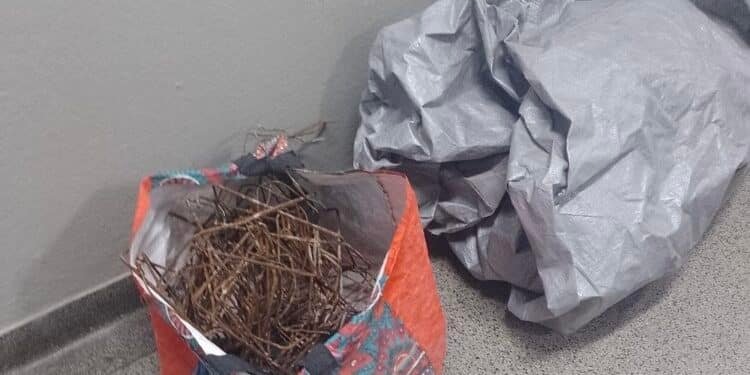 Materiais recuperados pela Guarda Civil Municipal em Capivari, incluindo uma lona cinza e uma sacola com arames, apreendidos após furto em residência no bairro Vila Flórida.