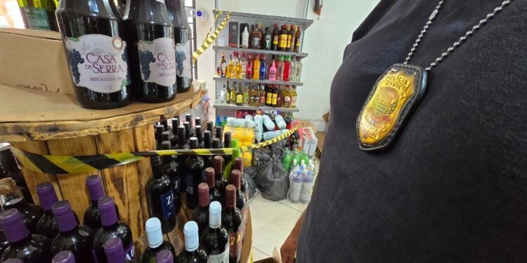 Polícia Civil e Vigilância Sanitária apreendem alimentos e bebidas irregulares durante fiscalização em Americana.