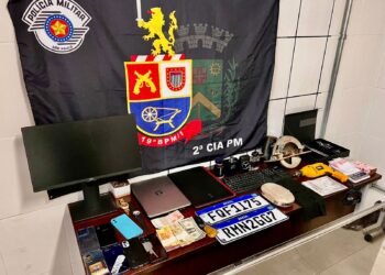 Objetos apreendidos pela Polícia Militar durante ação contra roubo em Santa Bárbara d’Oeste.