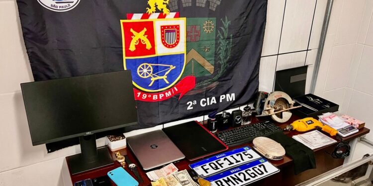 Objetos apreendidos pela Polícia Militar durante ação contra roubo em Santa Bárbara d’Oeste.