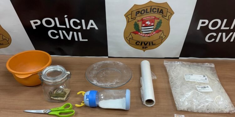 Materiais apreendidos pela DEIC de Piracicaba durante ação contra o tráfico de drogas.