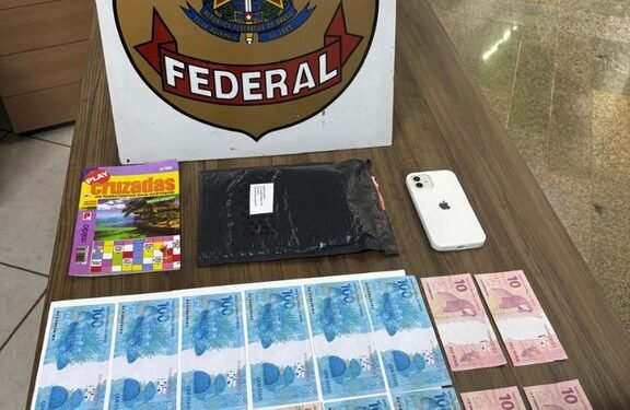 Cédulas de real apreendidas pela Polícia Federal em Araçatuba durante flagrante de notas falsas