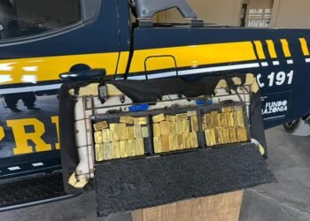 Barras de ouro apreendidas pela Polícia Rodoviária Federal durante ação na BR-174 em Boa Vista, Roraima