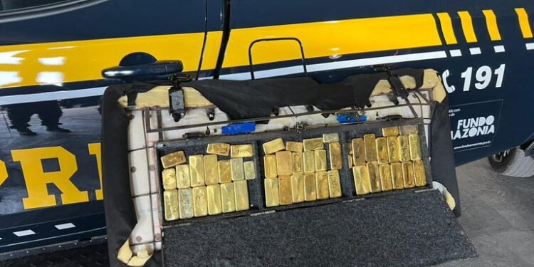 Barras de ouro apreendidas pela Polícia Rodoviária Federal durante ação na BR-174 em Boa Vista, Roraima